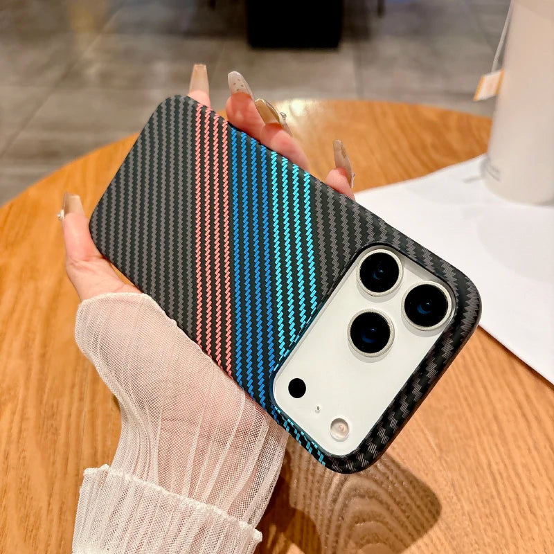 Coque en fibre de carbone compatible MagSafe pour les nouveaux modèles d’iPhone.