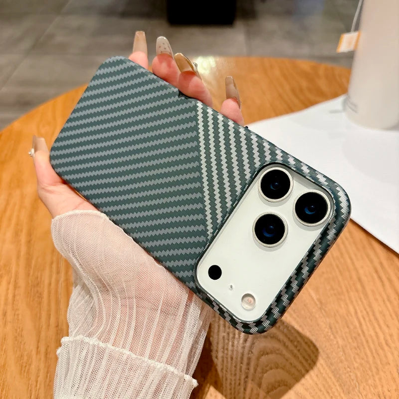 Coque en fibre de carbone compatible MagSafe pour les nouveaux modèles d’iPhone.