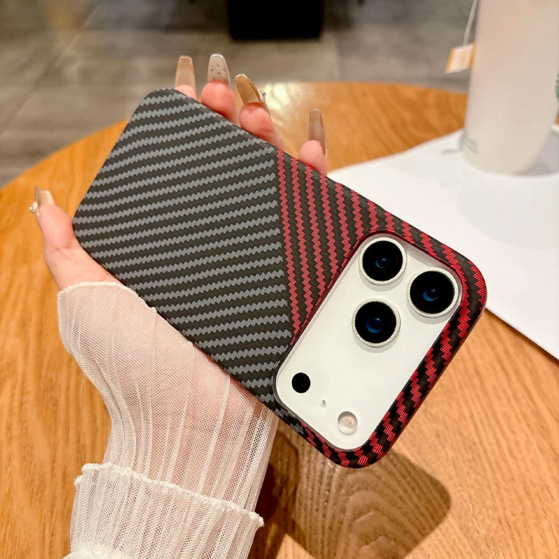 Coque en fibre de carbone compatible MagSafe pour les nouveaux modèles d’iPhone.