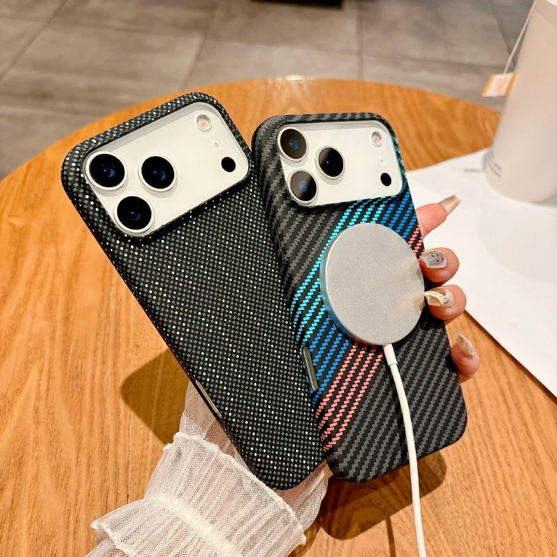 Coque en fibre de carbone compatible MagSafe pour les nouveaux modèles d’iPhone.
