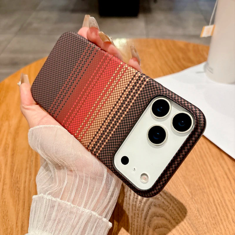 Coque en fibre de carbone compatible MagSafe pour les nouveaux modèles d’iPhone.