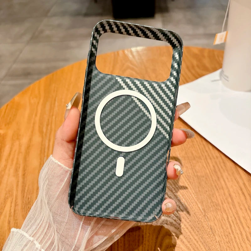 Coque en fibre de carbone compatible MagSafe pour les nouveaux modèles d’iPhone.