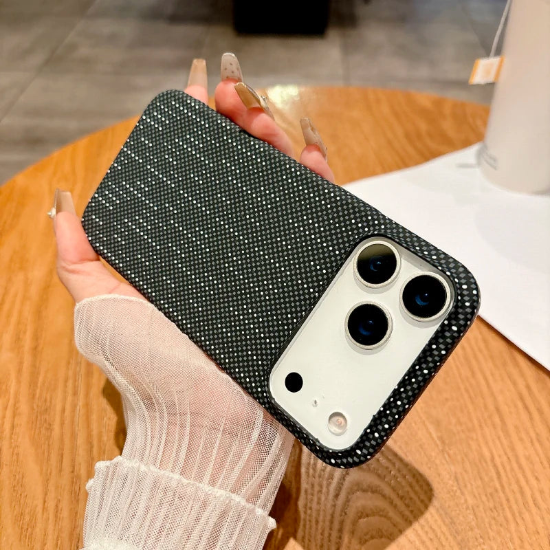 Coque en fibre de carbone compatible MagSafe pour les nouveaux modèles d’iPhone.