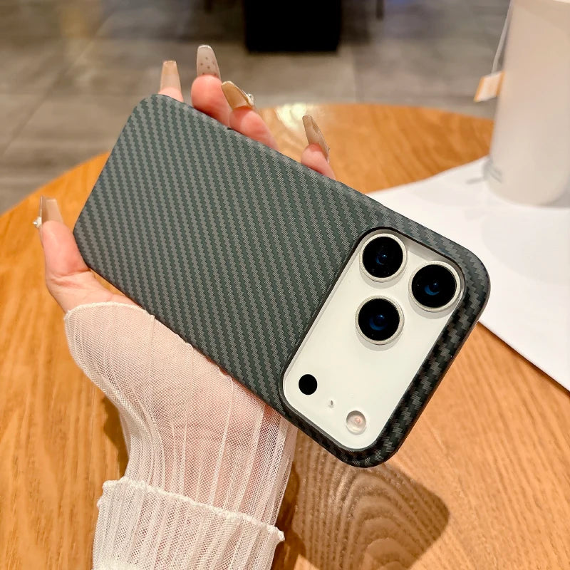 Coque en fibre de carbone compatible MagSafe pour les nouveaux modèles d’iPhone.