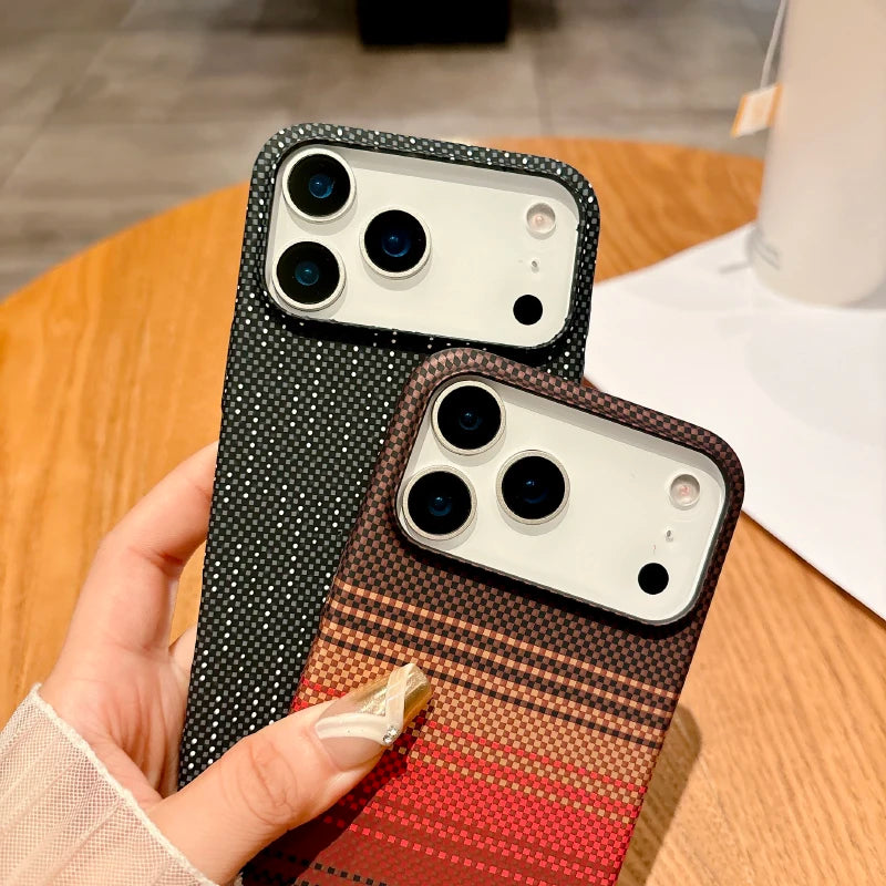 Coque en fibre de carbone compatible MagSafe pour les nouveaux modèles d’iPhone.