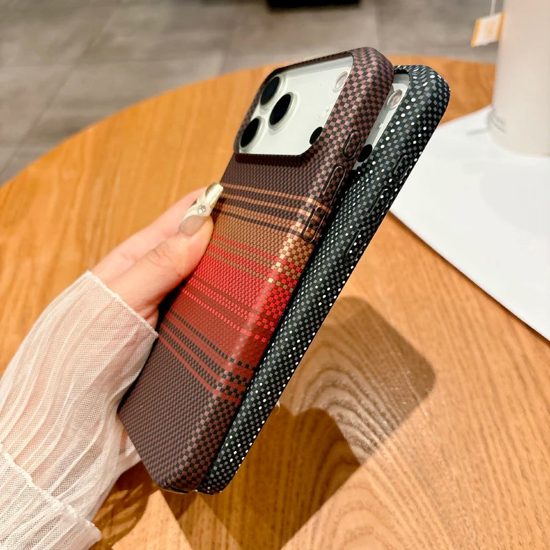 Coque en fibre de carbone compatible MagSafe pour les nouveaux modèles d’iPhone.