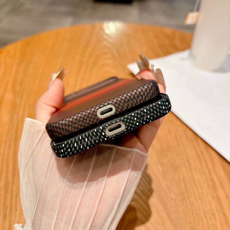 Coque en fibre de carbone compatible MagSafe pour les nouveaux modèles d’iPhone.