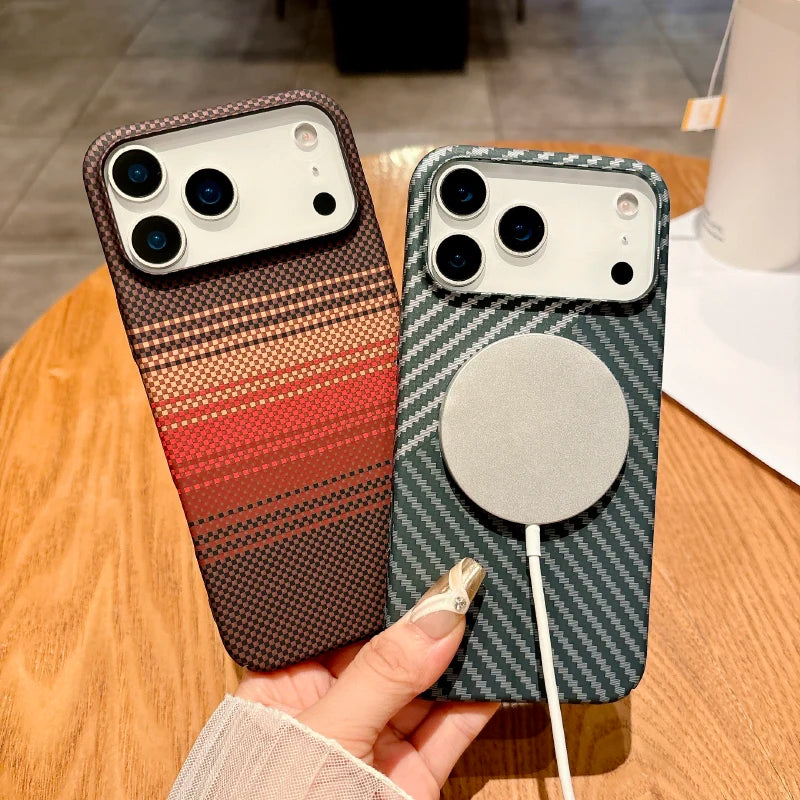 Coque en fibre de carbone compatible MagSafe pour les nouveaux modèles d’iPhone.