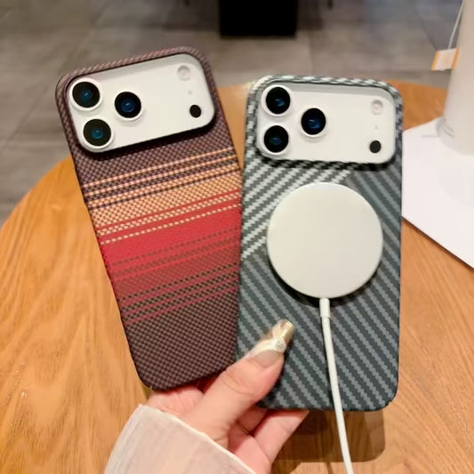 Coque en fibre de carbone compatible MagSafe pour les nouveaux modèles d’iPhone.
